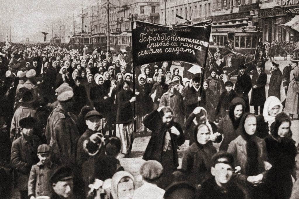 Nemzetközi nőnapi tüntetés Szentpéterváron, Oroszországban 1917-ben.