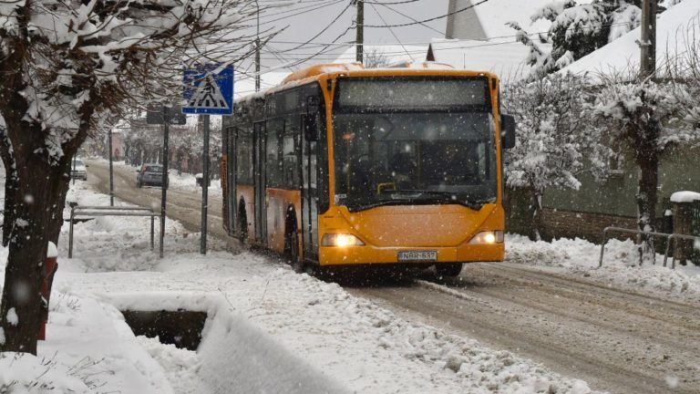 Segítettek a veresegyháziak a buszmegállóban fagyoskodó óvodásnak